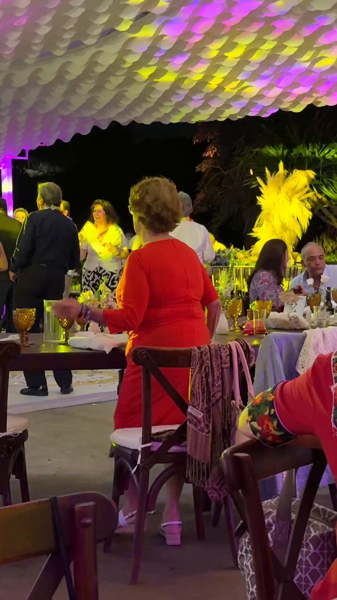 Adivinen quien anda en la boda baile y baile!! Quién es esta elegante mujer que trae el ritmo en la sangre que no deja de bailar? 😱