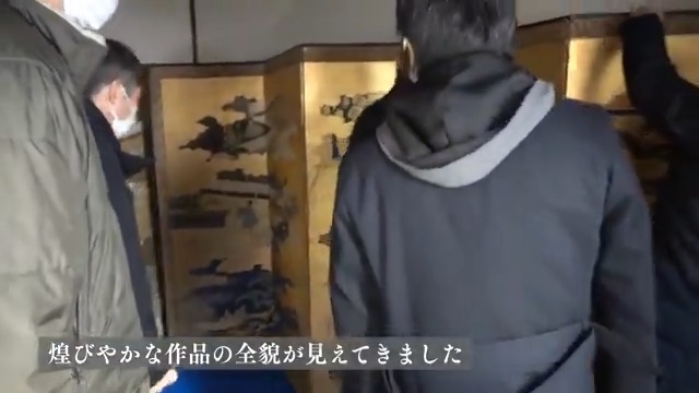 【クラウドファンディング 映像公開！】 ご寄贈いただいた「源氏物語図屏風」を古民家から運び出す動画をご紹介します。持ち主の想いとともに、貴重な文化財が博物館へやってくるまでの道のり。その舞台裏をご覧ください。