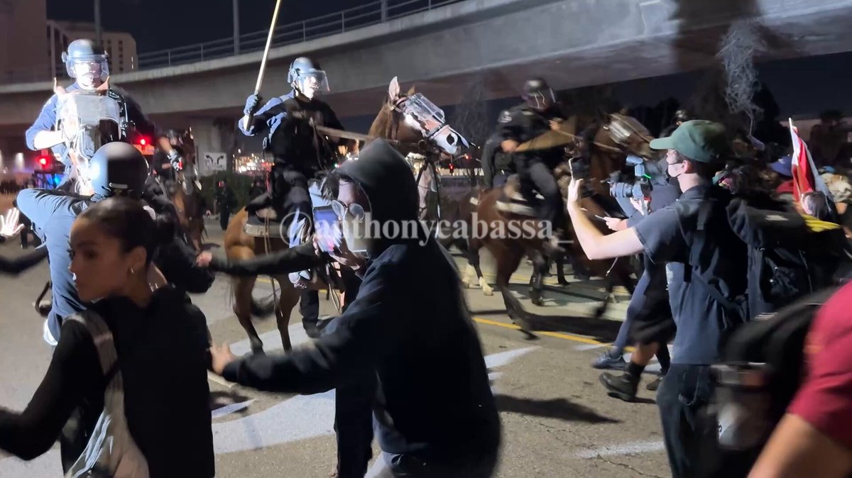 Los Ángeles, CA 🚨: Another tense exchange between mounted police and protestors as police attempt to disperse the crowd. Reports of a man having his glasses broken by police baton.