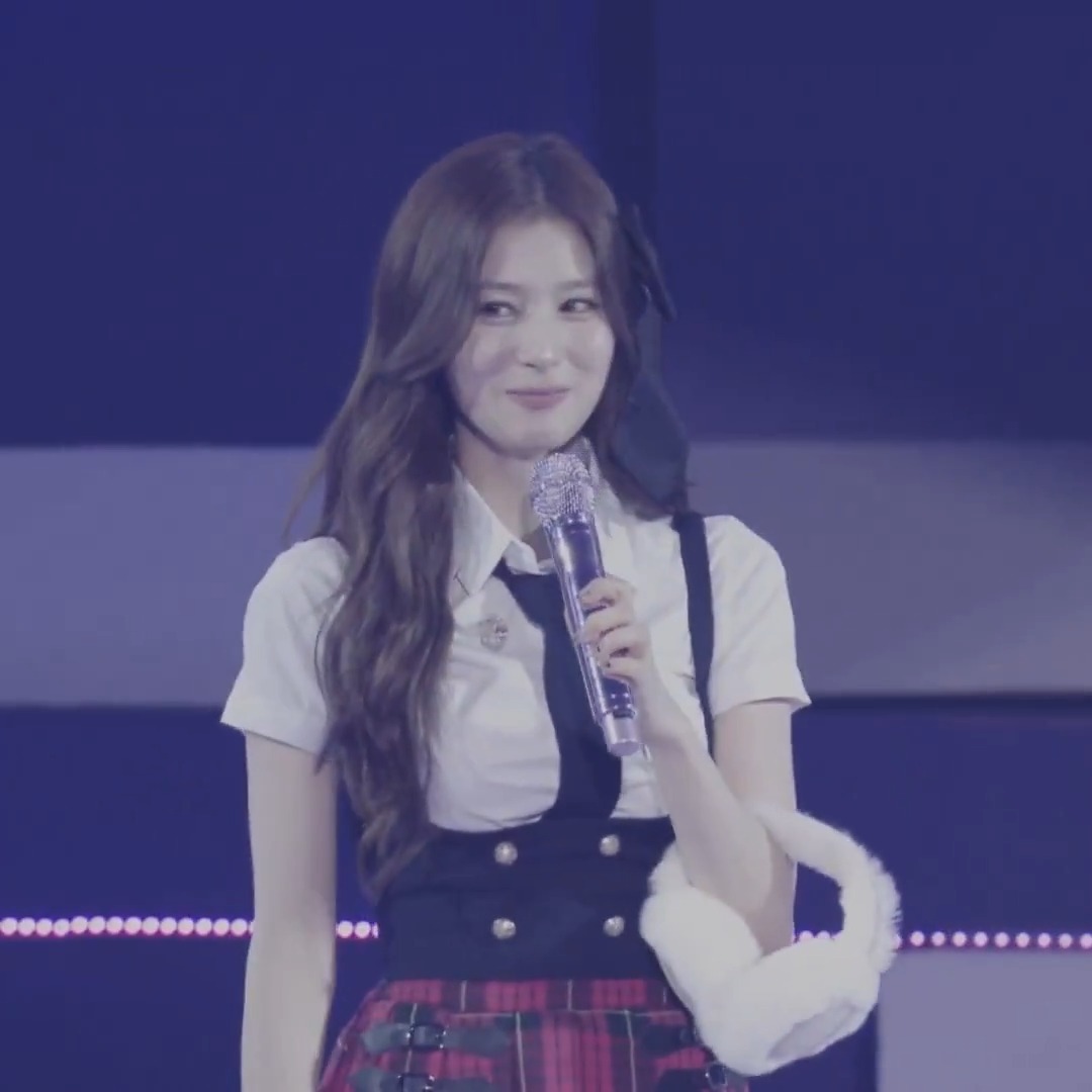 어제 사나 미친 귀여움 모먼트.. 👶🏻: 아아아아 다 같이 나한테 손가락질하면 어떡해애애! 👶🏻: 다 사나사나! 이케 하면 어떡해애!!! 멤버들이 누구부터 틀린거냐고 물어봐서 팬들이 사나라고 알려주니까 팬들한테 호통치는 사나 ㅋㅋㅋㅋ 자기가 다 틀려놓고 팬들한테 큰소리치는거 귀여워죽겠네🥹