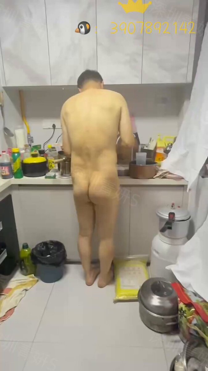 从香港一过关就立马跑去买新鲜的大闸蟹，过来给主人做饭，很贱。只渴望主人能赏赐他口水或者抽他的小屁股，真可笑。或者吃主人吃剩下的也很幸福呢。 #圣物 #sm #家奴 #恋足 #磕头 #深圳女王 #女S