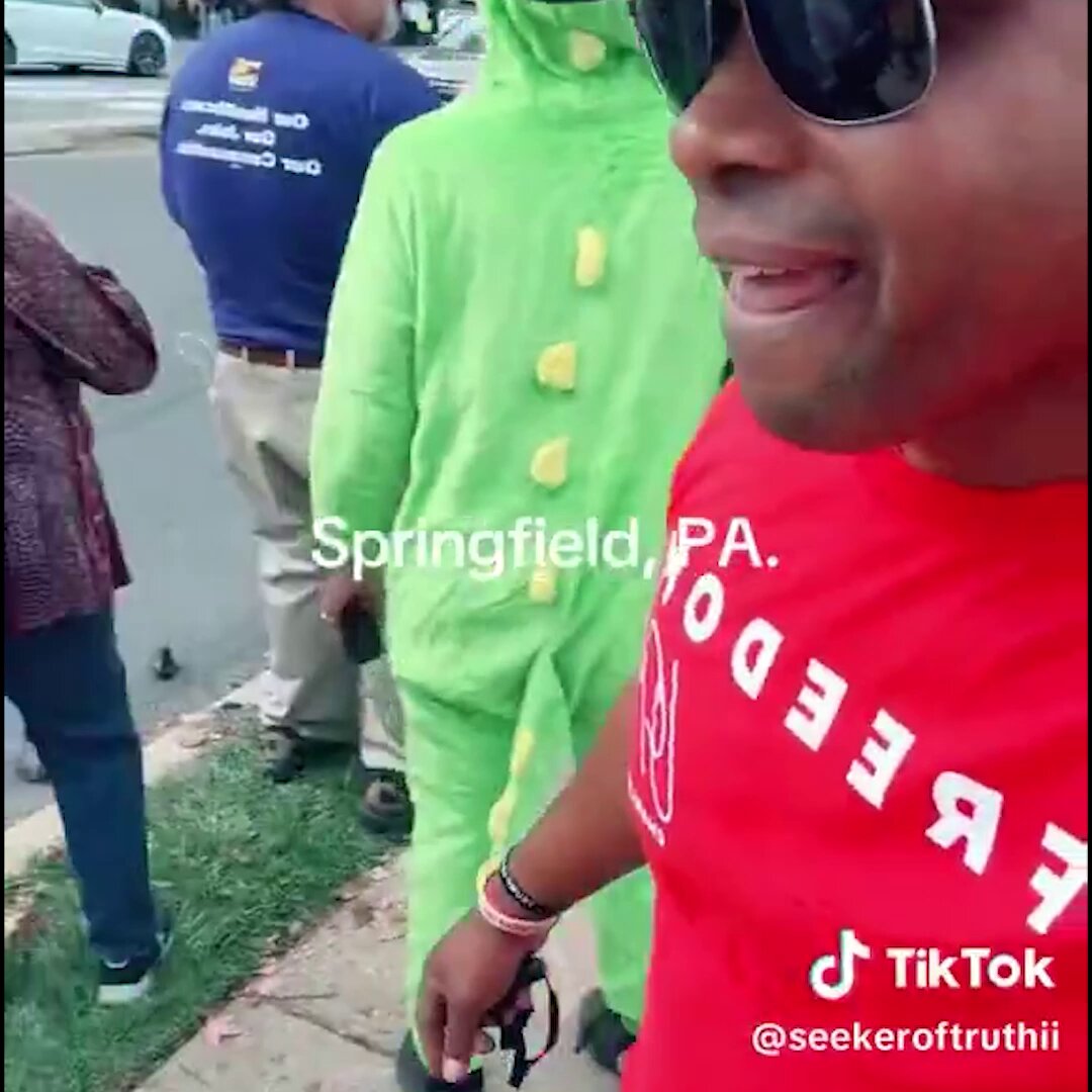 🚨 He walked DIRECTLY into the middle of a No Kings protest and said: "This is who Malcom X warned blacks about." "The white liberal." Then a black Democrat told him Republicans made jokes about watermelon - he replied: "Sir, the Democrat Party is the party of SLAVERY, Jim Crow and the KKK. That's OK with you?!" 💯