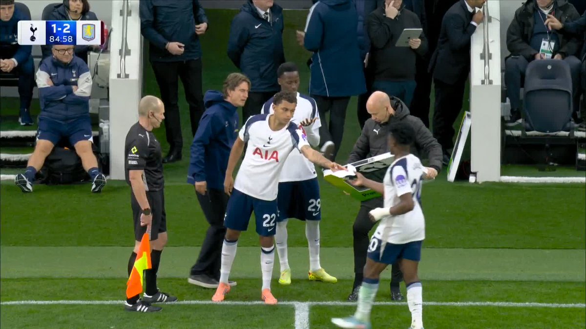 Thomas Frank tears a page from his notepad for the Spurs players 📝👀