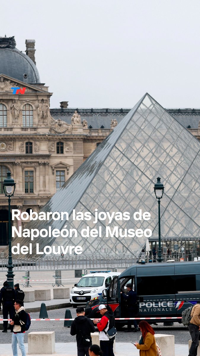 SE AFANARON EL LOUVRE A plena luz del dia entraron 3 tipos Rompieron vidrios Se llevaron la joyas de napoleon y la emperatriz eugenia Rompieron su corona antigua para sacarle las joyas Y se escaparon en SCOOTER Ex pais Francia, disuelvanlo