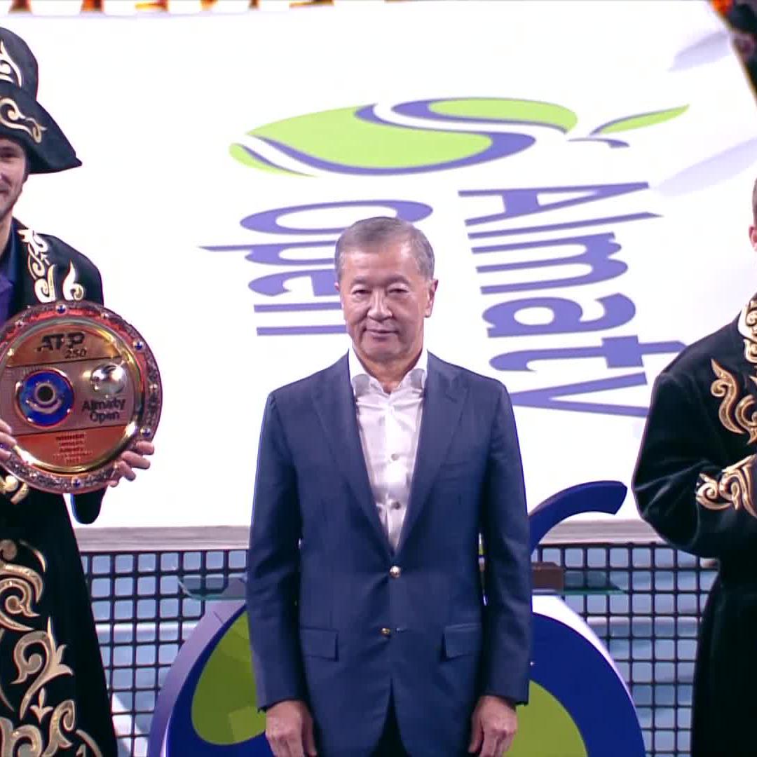 Medvedev vuelve a levantar un título dos años y medio después. 🏆 Ha tenido que ponerse ese traje como consecuencia, pero vaya si estará contento. Creo que es cuestión de tiempo que regrese al Top 10.