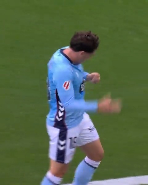 Me ha gustado la primera parte del Celta. Creciendo desde lo colectivo. La victoria era un premio excesivo, pero la tontería de Starfelt lo cambia todo. Seguro Radu, fino Mingueza, omnipresente Ilaix e inteligente (sin balón) Durán. A resistir.