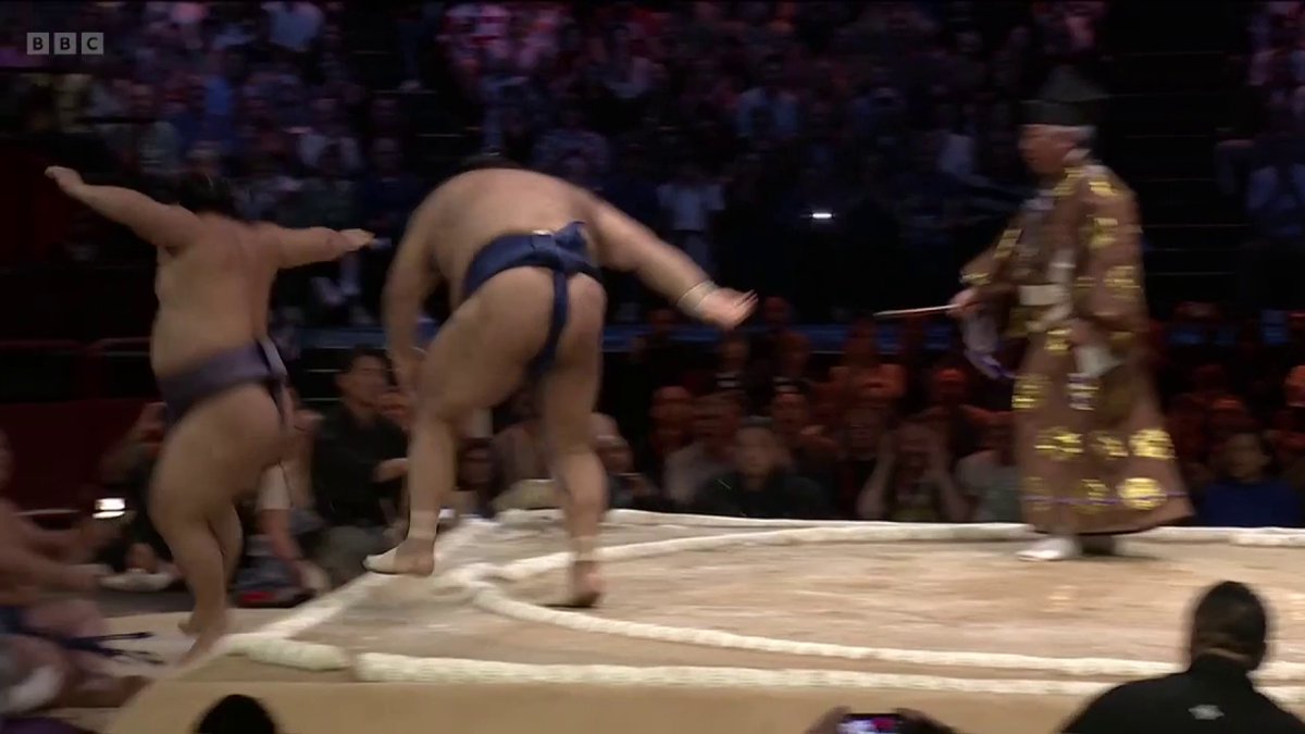 "Tobizaru ends up in the front row!" 😮 No messing about from Takayasu 👊
