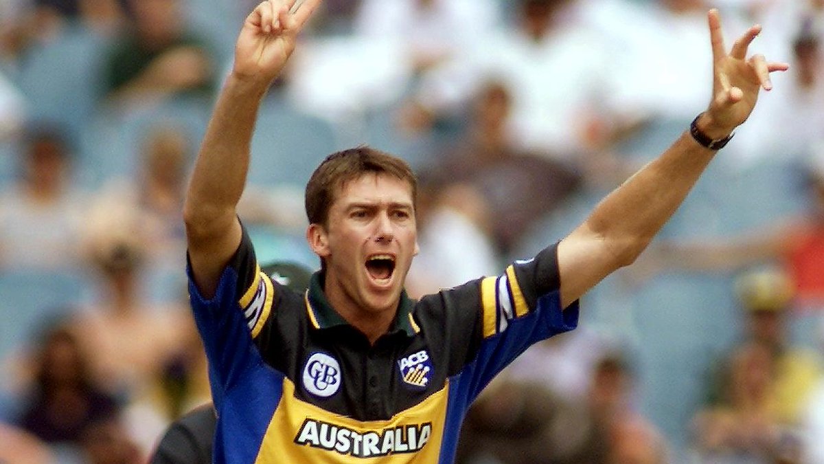 Sydney, 2000. McGrath bowled 10 overs. Conceded just 8 runs. 53 dot balls. 4 wickets — Sachin, Ganguly, Laxman included. That’s not bowling. That’s suffocation.