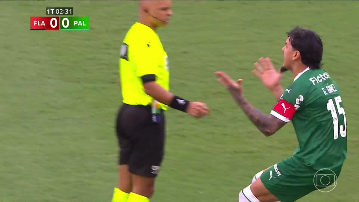 ⚠️ O lance em que os jogadores do Palmeiras pediram pênalti contra o Flamengo. Arbitragem mandou seguir e o VAR não recomendou revisão. Pênalti ou lance normal? 🎥 TV Globo 📺 | ge