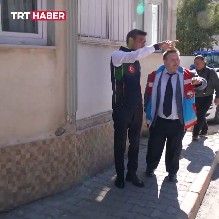 Tokat Belediyesi’nde özel kalem müdür yardımcısı olarak görev yapan down sendromlu Ethem Ay, çalışma hayatındaki başarısıyla örnek oluyor. Sadece belediye binasında değil, sahada yaptığı işlerle de kendinden söz ettiriyor. Gelin, Ethem Ay'ın bir günlük mesaisine eşlik edelim.