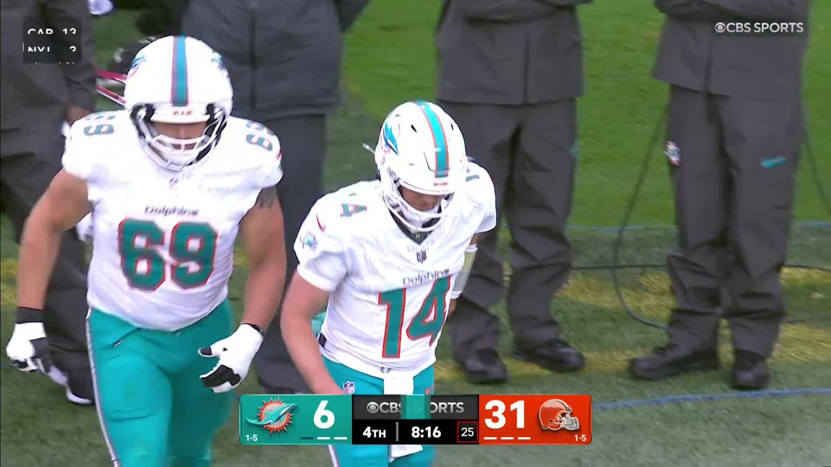 Quinn Ewers, Tyrod Taylor, Andy Dalton, and Kenny Pickett are all playing QB for their teams right now. The NFL is drunk today 😭😭