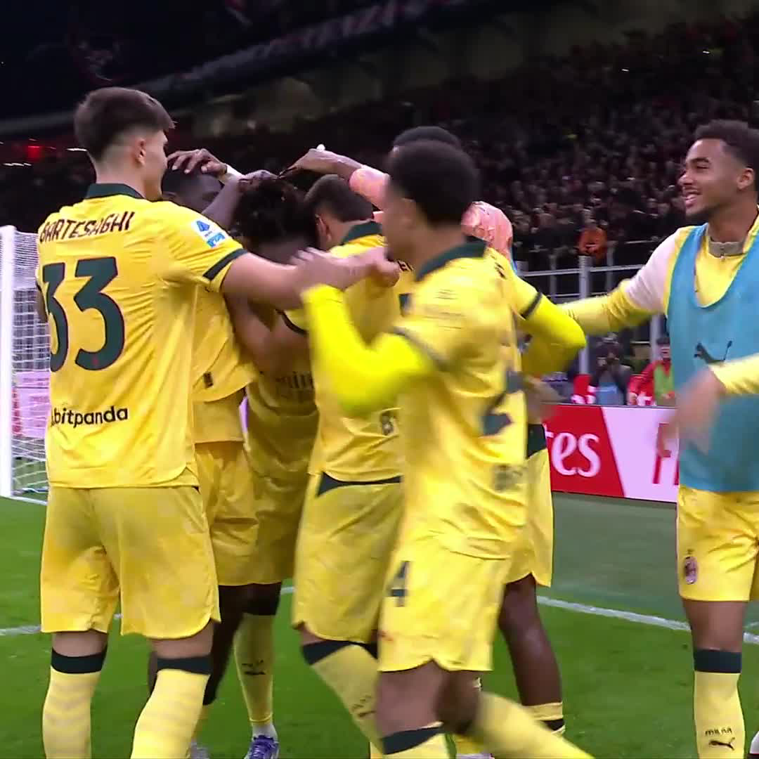 Leão from the spot! Milan have turned it around! 🔀 #MilanFiorentina 2-1