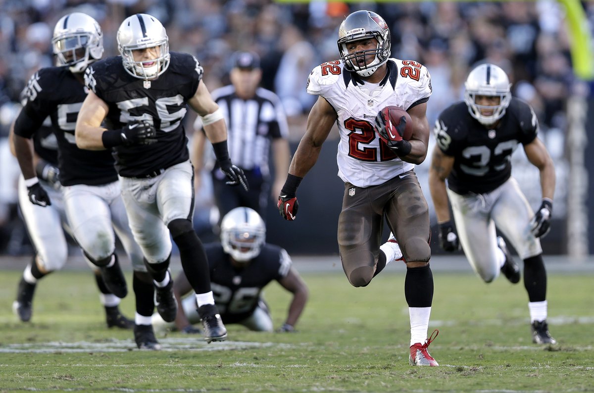 R.I.P. to former #NFL RB Doug Martin. Here’s a flashback to a performance that’ll forever go down in Buccaneer history. 265 Yards & 4 TDs on 22 carries #WeAreTheKrewe