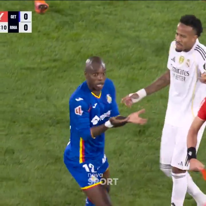 Kuriózní moment! 😳 Getafe stáhlo Femeníu, aby se vyhnulo červené, jenže jeho náhradník Nyom vydržel na hřišti pár vteřin… a po faulu na Viníciuse ji viděl rovnou. 🟥 #NovaSport | #LALIGAEASPORTS