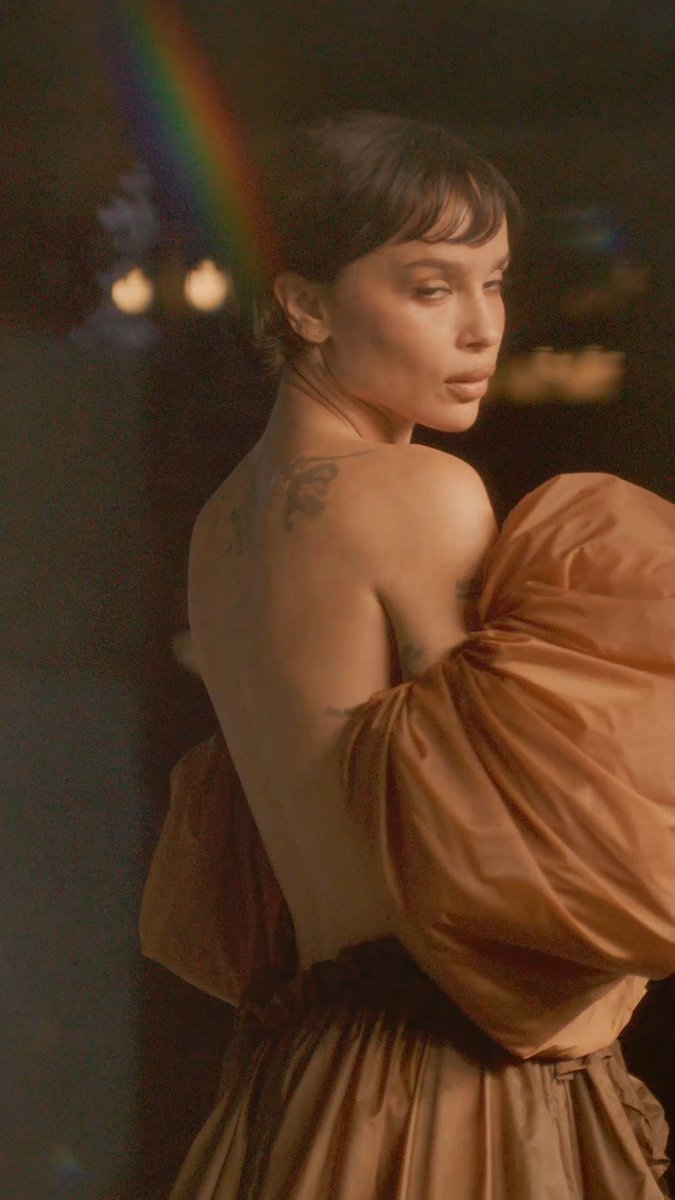 Zoë Kravitz gives an entrance that reminds you why red carpets exist.