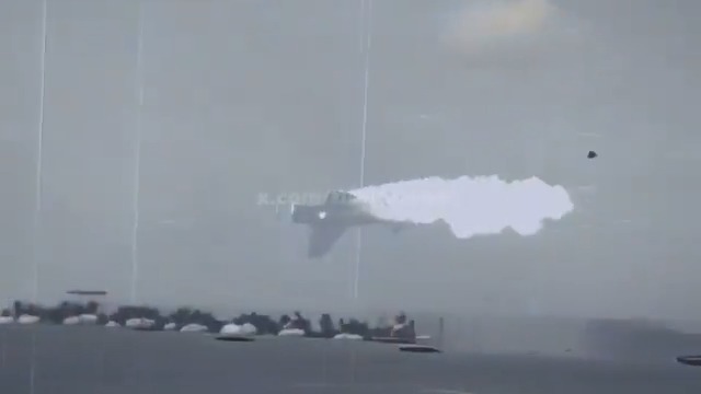 Crazy upscaled and colorized footage from Dec. 4, 1943 off the deck of the USS Yorktown(CV-10) near Kwajalein Atoll showing 5in guns taking down a Japanese Nakajima B6N2 Tenzen Torpedo bomber belonging to the 531st Kokutai. Action caught from two different camera angles.🫡