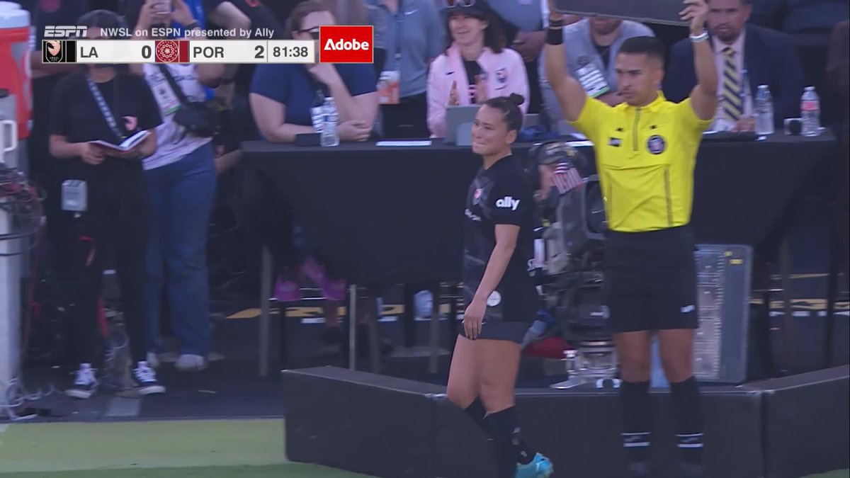 👏 Ali 👏 Riley 👏 Angel City's first captain takes the pitch at home for the last time.