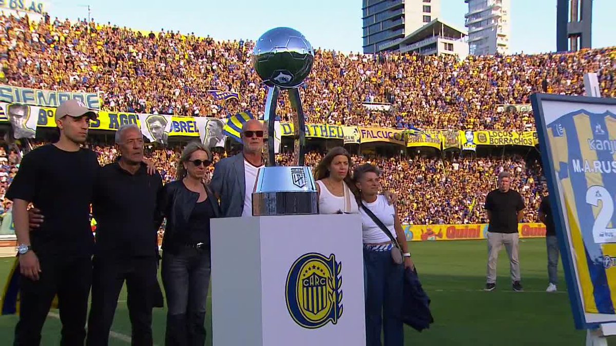 ¿ALGUNA VEZ VISTE TANTO RESPETO EN UNA CANCHA DE FÚTBOL? IMPACTANTE SILENCIO EN EL GIGANTE DE ARROYITO POR EL HOMENAJE A MIGUEL ÁNGEL RUSSO.