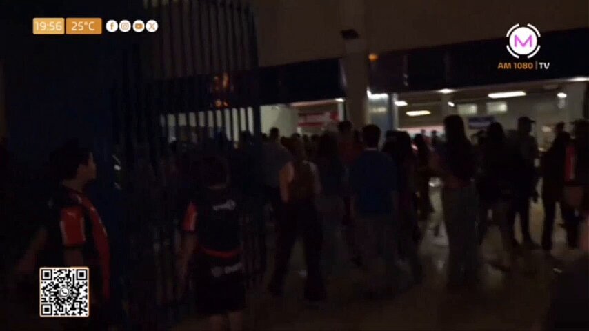 🤔¿Un "infiltrado" entre los hinchas de Cerro? 🔸Saliendo de La Nueva Olla, aficionados del "Ciclón" denunciaron la presencia de un hincha de Olimpia en el sector de Preferencias, generando un tumulto en la zona 👉🏼Un hincha azulgrana se quejó del trabajo de la seguridad y de la policía en el superclásico. #Comunidad1080 📻 Fútbol a lo Grande