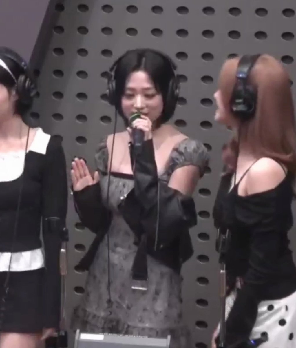 i love how ahyeon is just enjoying while singing a freaking high note like this is nothing to her 😆👏
