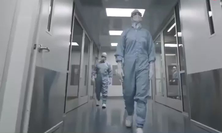 欧美在搞光刻机，中国在搞供销社。光刻机巨头ASML工厂，2.4万名科学家，来自世界123个国家。中国制造芯片的ASML DUV机器最近坏了。他们打电话生产商荷兰公司寻求帮助维修。ASML派了一些技术人员过来。发现中国这边在拆卸机器，试图逆向工程后将其重新组装时，机器被弄坏了。