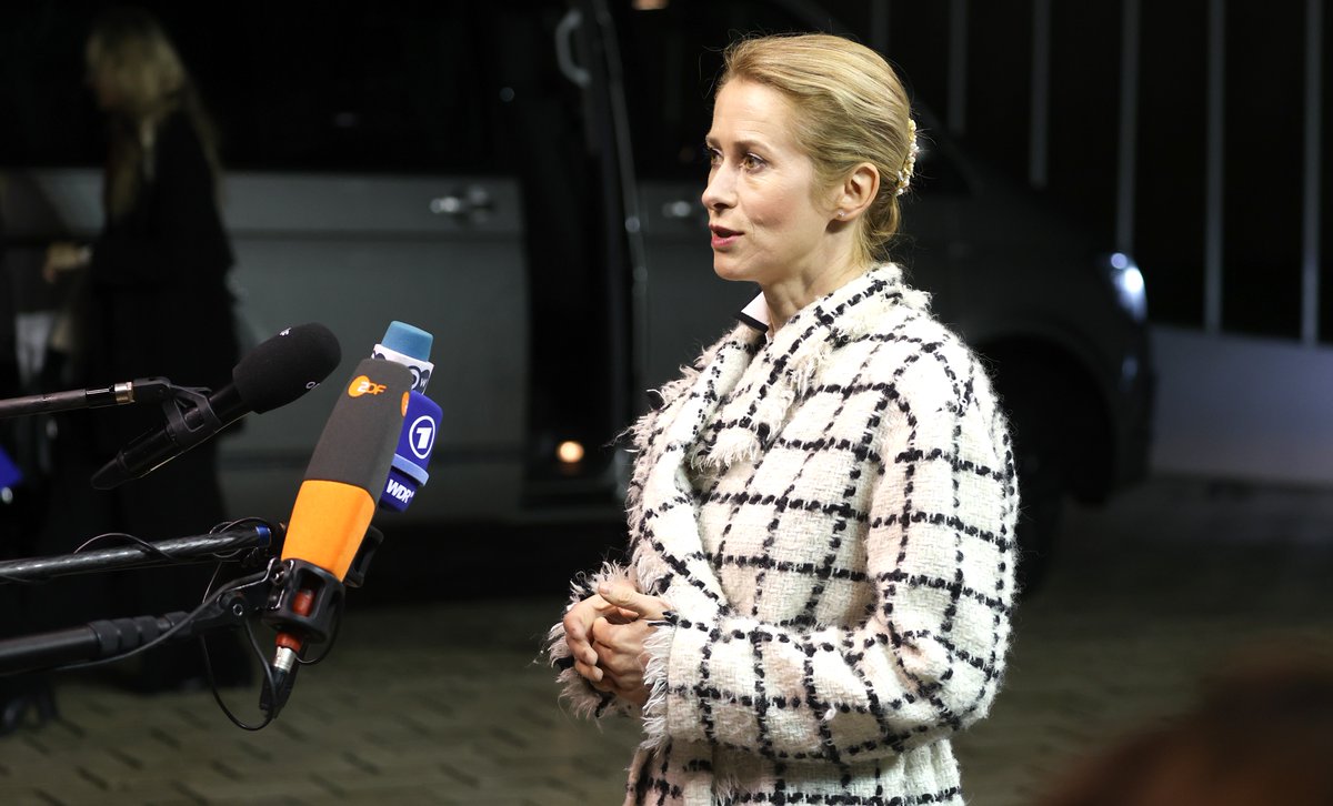 Russia only understands strength. It only negotiates when put under pressure. That’s why we are working towards adopting our 19th package of sanctions this week. My doorstep ahead of the Foreign Affairs Council ↓