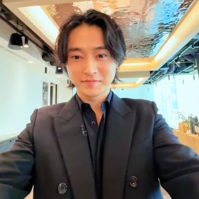 『今際の国のアリス』シーズン3の撮影を終えた 山﨑賢人、土屋太鳳、賀来賢人、渡辺謙 4人から笑顔のプレゼント✌️ Netflixシリーズ 『今際の国のアリス』シーズン3 独占配信中！ #今際の国のアリス3 #AliceinBorderland3
