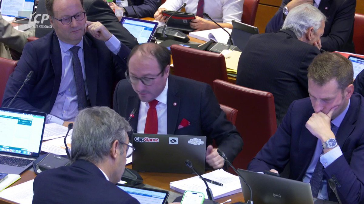 .Denis Masséglia (Renaissance) propose d'abaisser le plafond de la niche fiscale des journalistes, en la réservant à ceux qui touchent jusqu'à 75 676 euros par an, contre 93 510 euros actuellement. L'amendement est adopté. #Budget2026 #PLF2026 #DirectAN