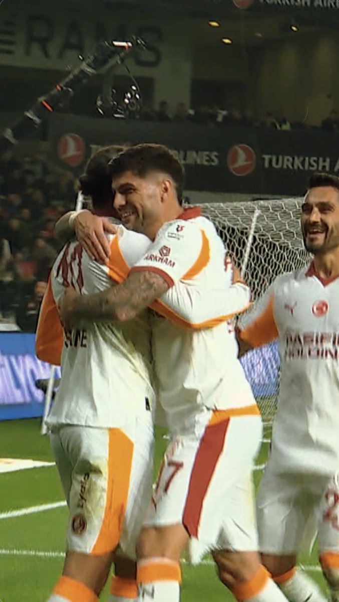 Gabriel Sara’nın enfes ara pasında Leroy Sané kaleciyi çalımlayıp golü buluyor. 💁🏻‍♂️