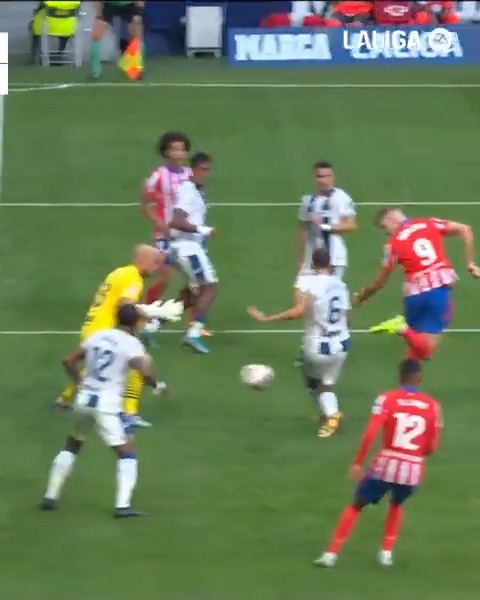 🎩 1,96 metros llenos de clase. Tal día como hoy hace un año, ¡Sørloth marcaba este golazo de tacón para el Atlético de Madrid en LALIGA EA SPORTS!