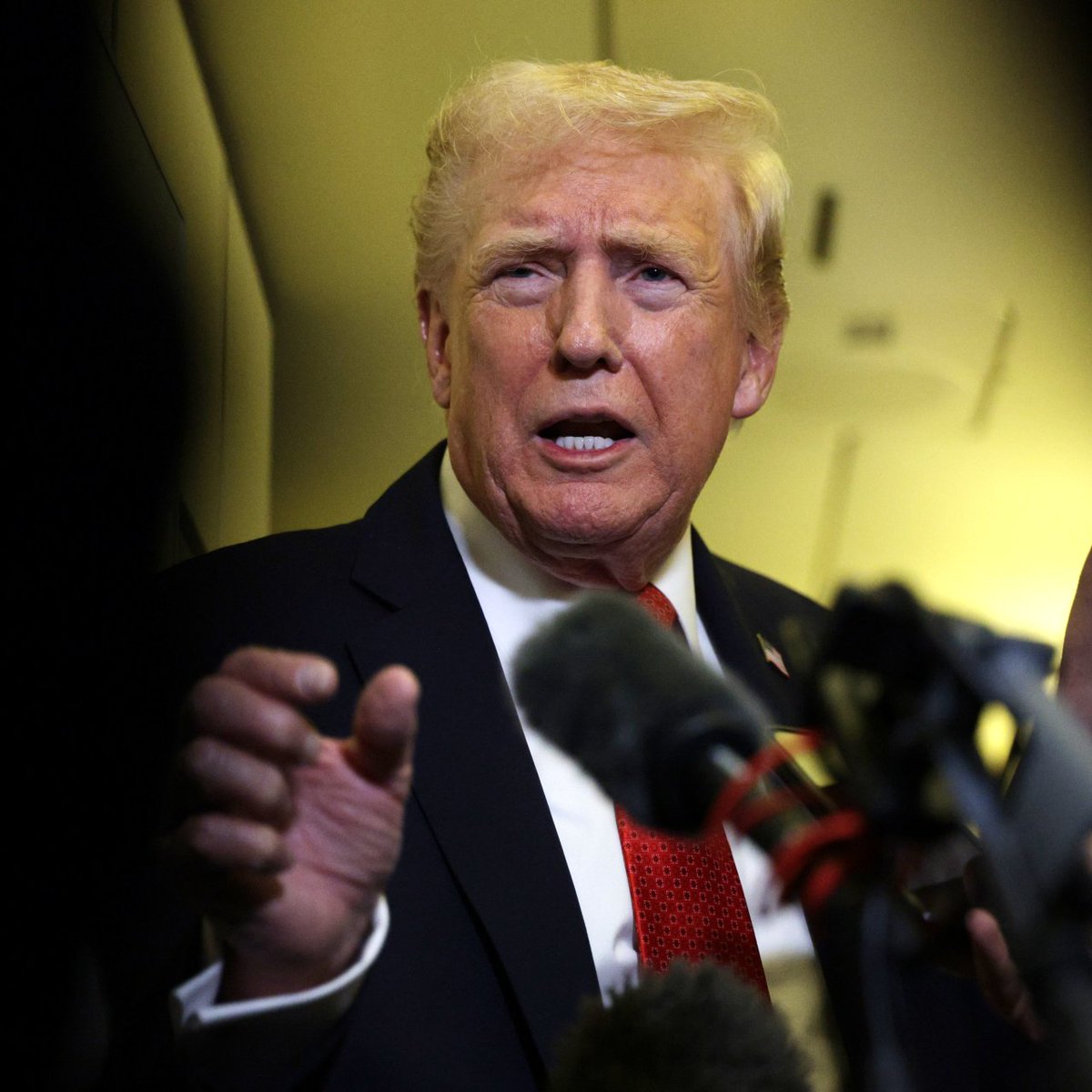 🇺🇸🇨🇴 | Trump califica a Gustavo Petro como "lunático" con "muchos problemas mentales". "Colombia es una máquina de fabricar drogas, y no vamos a ser parte de eso, así que vamos a dejar de darles todo el dinero que les damos".
