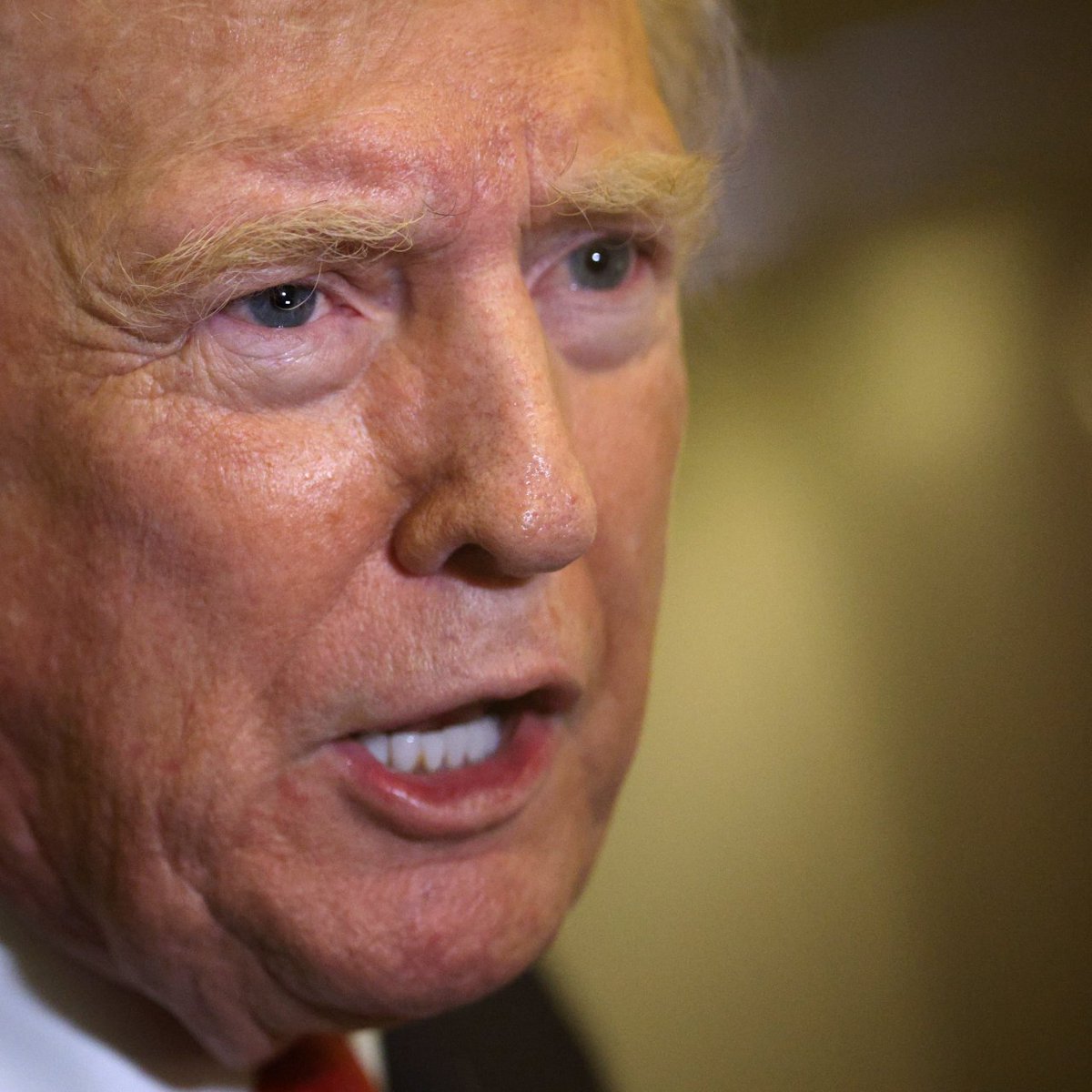 🇺🇸 | "NO SOY UN REY": Trump reacciona ante las protestas 'No Kings'. El presidente estadounidense negó la idea de que actúe como un "rey", declarando que "se parte el lomo" por el país.