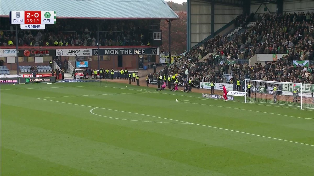 İskoçya'da acayip şeyler oluyor! Dün Dundee, tam 37 sene sonra evinde Celtic'i yendi. Bitiş düdüğüyle Dens Park muhteşem görüntülere sahne oldu. Böylece Kilmarnock'u yenen Heart of Midlothian, Celtic'e 5 puan fark attı. 66 sene sonra şampiyonluk istiyor.