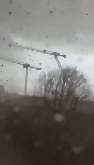 🌪️ Images impressionnantes de la tornade qui a frappé Ermont dans le Val-d'Oise ce lundi vers 17h45. Trois grues sont tombées ! (© hakim.9212)