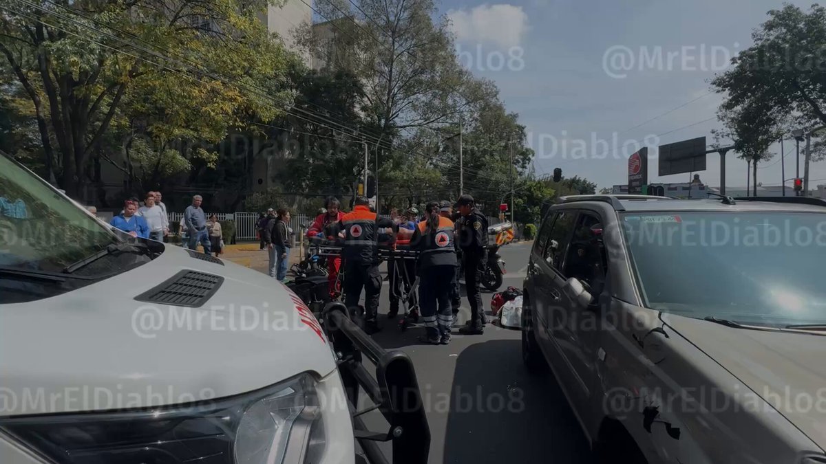 Camarada motera es embestida por una camioneta en Marina Nacional y Lago Bolsena, mis amigos de Protección Civil Alcaldía Miguel Hidalgo ya la trasladaron a un hospital para su atención. #Video 🎥👇🏽