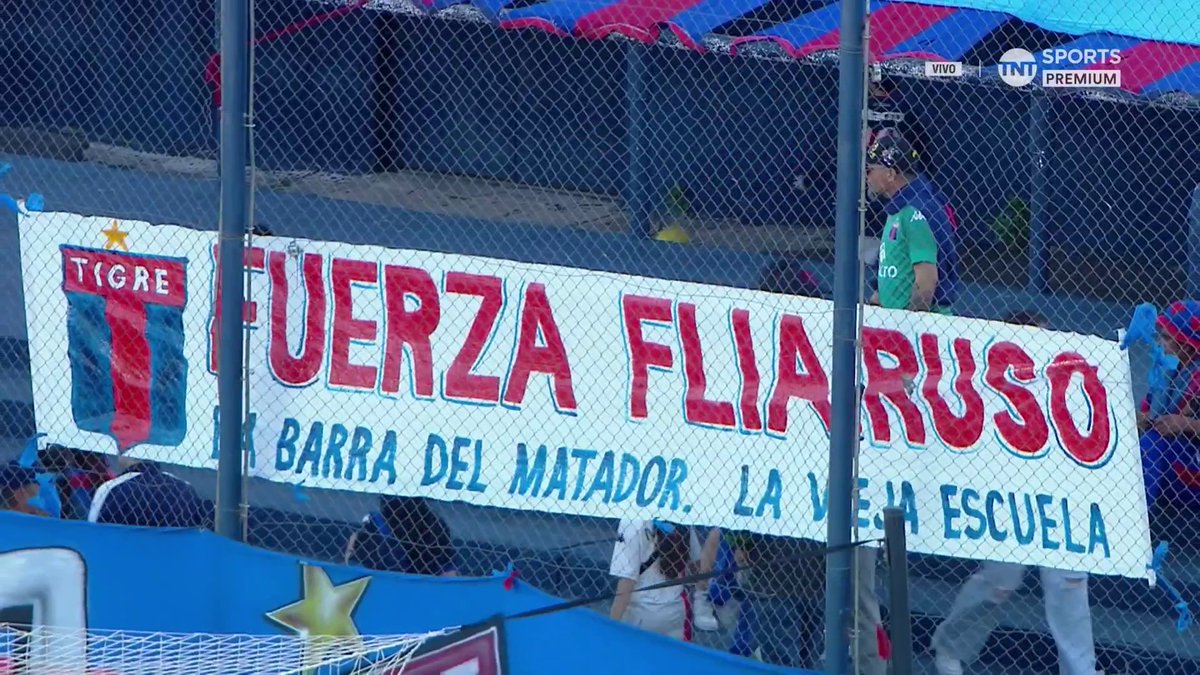 La bandera de los hinchas de Tigre en apoyo a la familia Russo #LPFxTNTSports
