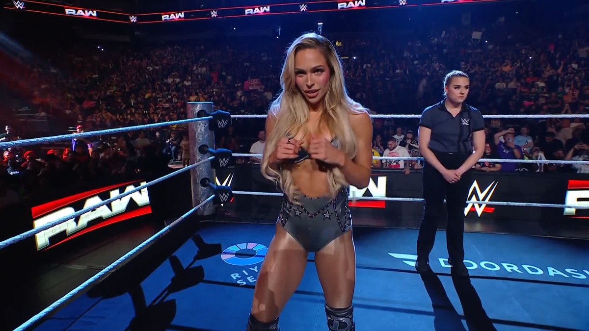 HAPPENING NOW: 🌐 BECKY LYNCH vs. MAXXINE DUPRI - Women's Intercontinental Championship Match! WHO WILL LEAVE RAW WITH THE IC TITLE?