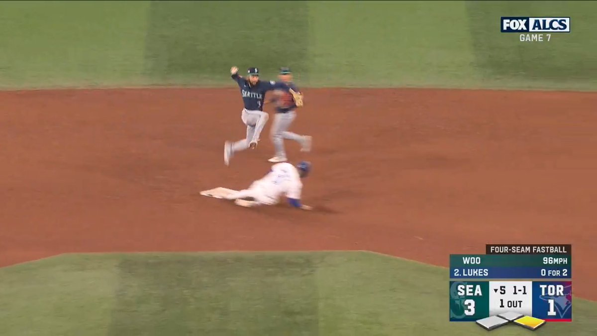 WHAT A JUMP-THROW. WHAT A STRETCH. 😮