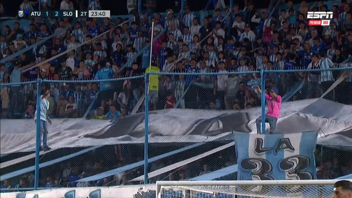 Hinchas de Atlético COLGADOS DEL ALAMBRADO tras el 2-1 de San Lorenzo. 🇦🇷⚠️