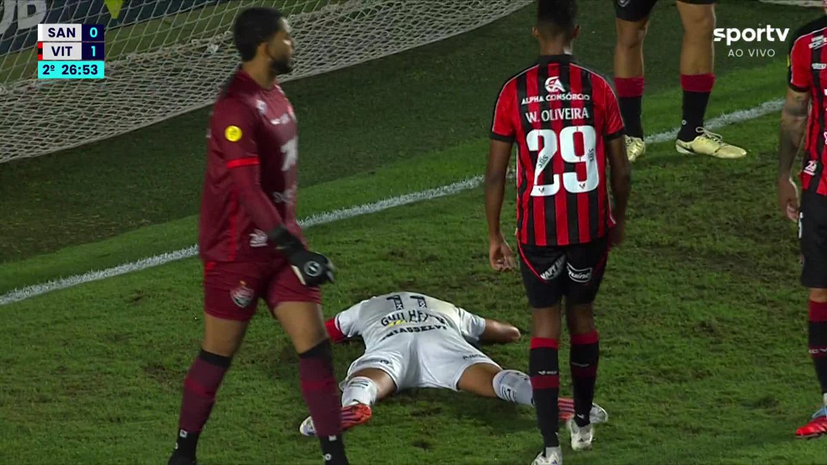 O gol perdido por Guilherme em Santos x Vitória. A bola veio praticamente no chão, mas o atacante tentou um peixinho e furou. 🎥 sportv | ge