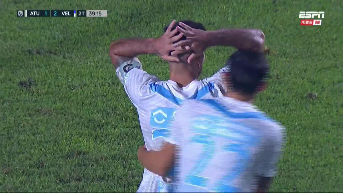 Leandro Díaz haciéndose el picante con los hinchas: ✅✅✅ Leandro Díaz abajo del arco: 🥹🥹🥹