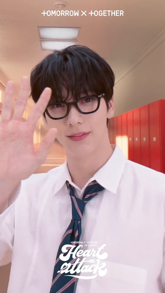 <#TOMORROW_X_TOGETHER VR CONCERT : HEART ATTACK> 눈 마주치는 순간 #하트어택💘 대학 가면 이런 선배 만날 수 있나요?🙋🏻‍♀️ #VR콘서트 에서는 완전 가능💖 📍메가박스 코엑스 르 리클라이너 7관 🔗 #투모로우바이투게더 #TXT #HEARTATTACK