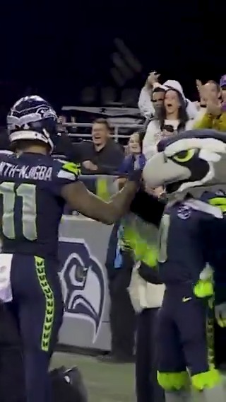 .JSN had to dap up Blitz the Seahawk after the PI call 😂