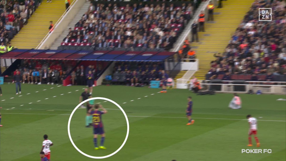 En esta imagen se ve claramente como Flick aplaude a Frenkie y no a a Gil Trincano. Es una arenga a su jugador y no una mofa y lo demuestran los gestos posteriores con los brazos como diciendo ‘vamos, vamos, hay que seguir’. Gil miente y prevarica!