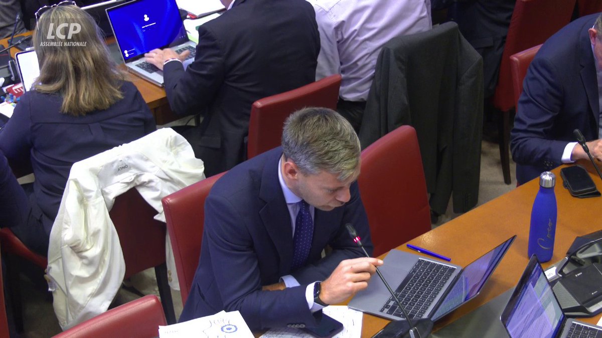 Pensions de retraite : les députés rétablissent en commission l'abattement de 10% dont bénéficient les retraités. Dans son projet de budget, le gouvernement propose de le remplacer par un abattement forfaitaire de 2000 euros. #Budget2026 #PLF2026 #DirectAN