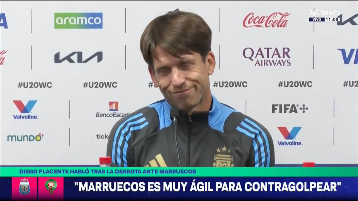 El tipo llega hecho pedazos de perder la final de un Mundial, y va a entrenar a la Sub 17 que en dos semanas juega otro. Cuando digas que te chupa un huevo la Selección Argentina, pensá en Diego Placente. 🇦🇷