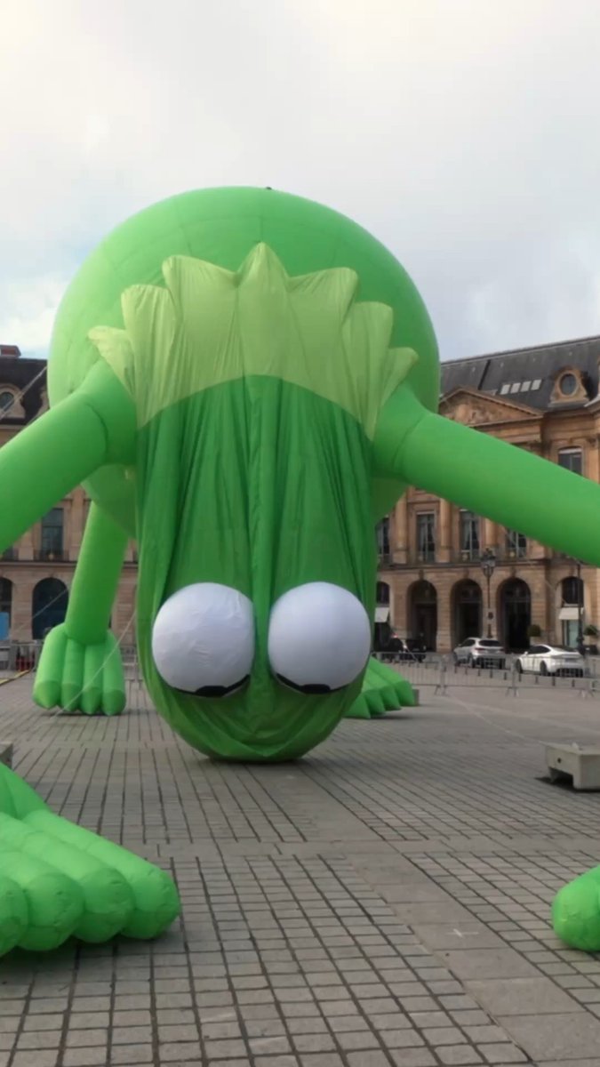 It's a bird, it's a plane, it's... Kermit 🐸 Alex Da Corte transforms the familiar language of popular culture into vivid, emotionally layered works. In this piece, currently on view at Place Vendôme as part of the #ArtBaselParis Public Program, he revisits an incident from the 1991 Macy’s Thanksgiving Day Parade. Learn more and discover more activations throughout the city: