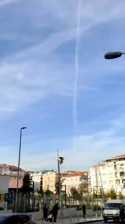 #SONDAKİKA İstanbul Semalarında Şüpheli Yoğunluk Bugün İstanbul semalarında olağan dışı bir hava trafiği yaşandı. Günün erken saatlerinden itibaren birçok vatandaş, gökyüzünde ardı ardına iz bırakan uçakların yoğun şekilde “beyaz çizgiler” bıraktığını görüntüledi