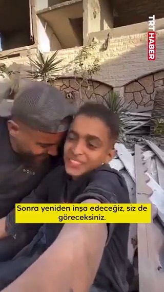 Katil İsrail'in enkaza çevirdiği Gazze'de Filistinli bir baba ve oğlunun umut dolu kahkahaları yankılandı: 📌"Yeniden inşa edeceğiz ama parayla değil, ellerimizle. Ama inşallah paradan daha güzelini göreceksiniz."