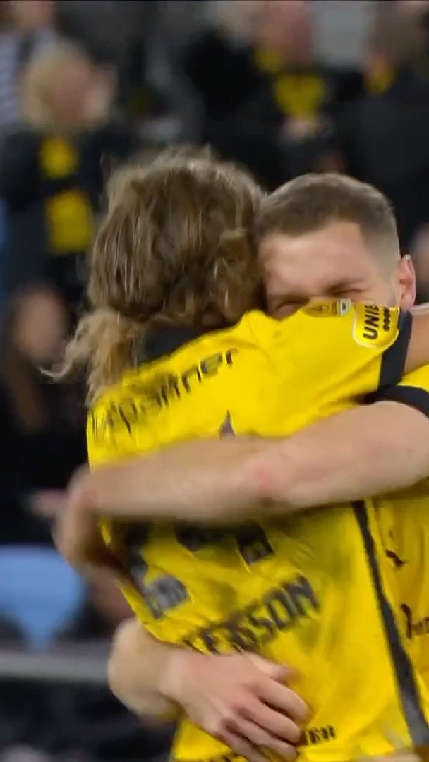CRAZY scenes in Sweden as tiny club Mjallby win their first ever Allsvenskan title and get a shot at Champions League football next season💥🇸🇪 Less than ten years ago the team from a fishing town (<1,500 population) were on the brink of relegation to the fourth tier and bankruptcy 😱